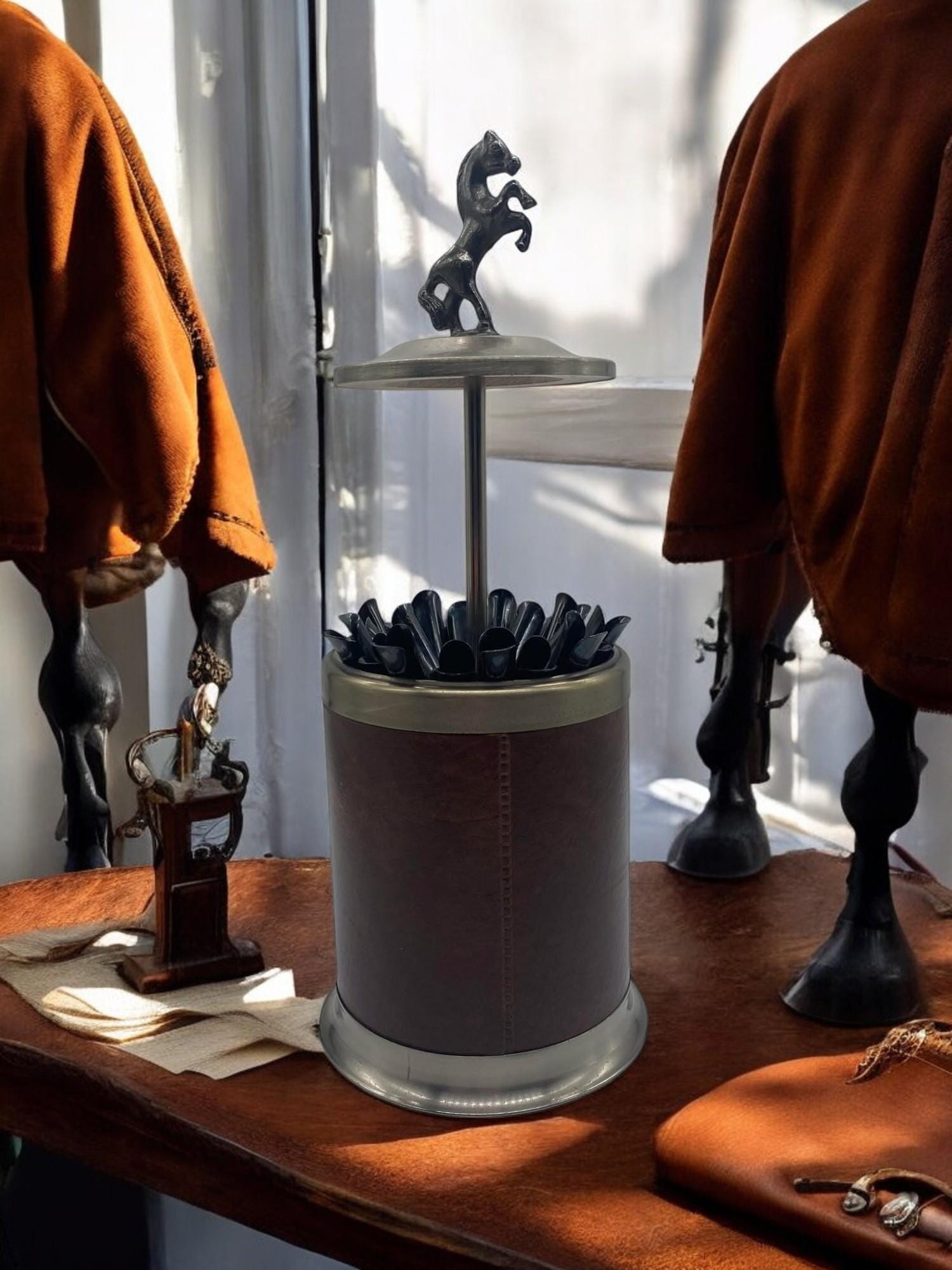 ヴィンテージ真鍮とレザーのシガレットディスペンサー - 馬の