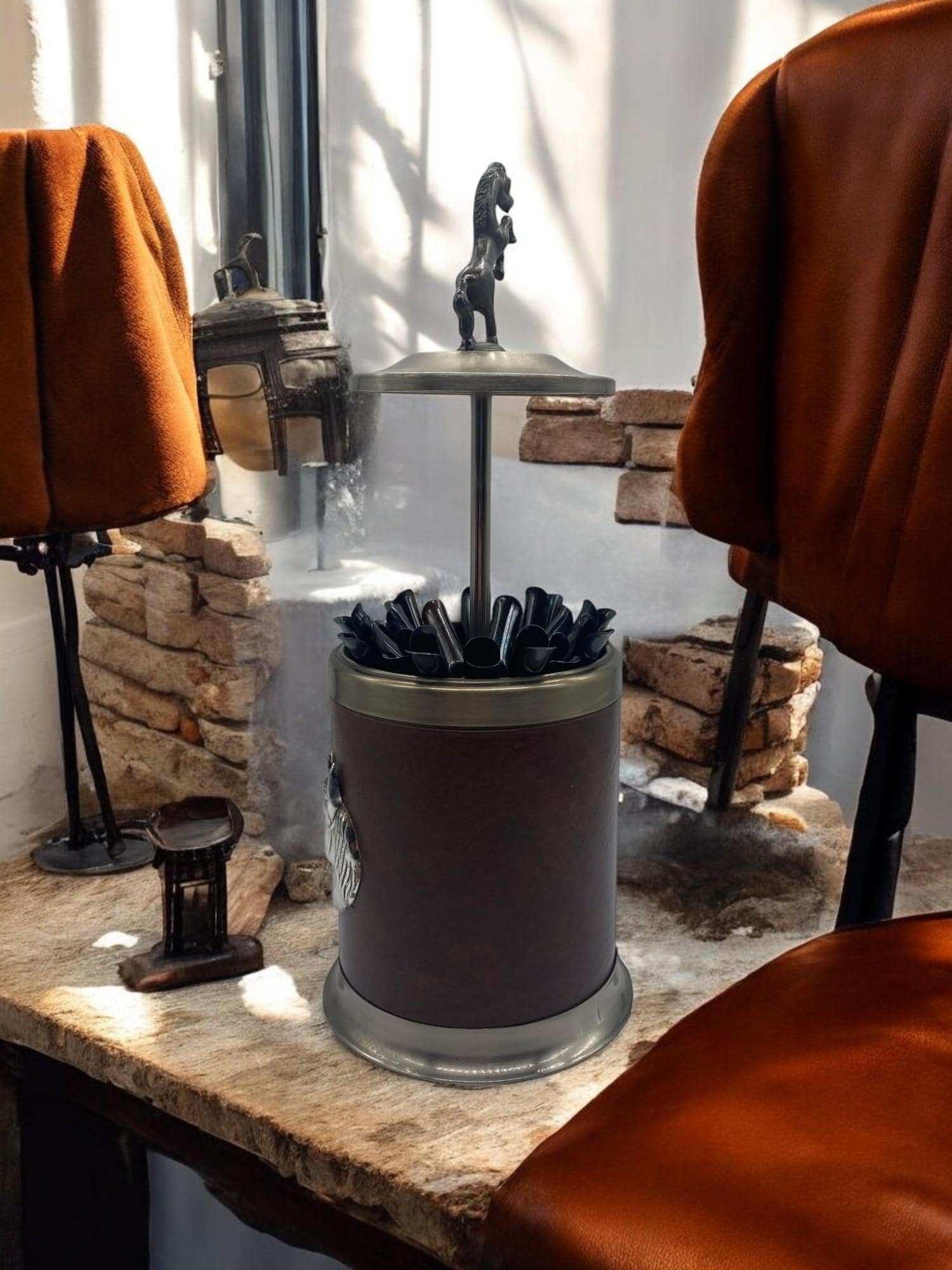 ヴィンテージ真鍮とレザーのシガレットディスペンサー - 馬の装飾