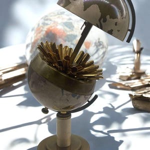 Distributore di sigarette vintage in ottone a forma di globo - Porta sigarette da tavolo antico - Regalo originale