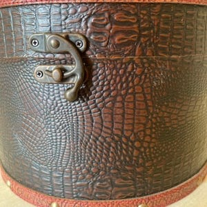 Ancienne Boîte à Chapeau Vintage Ronde en Bois & Cuir, Hat Box avec Fermeture Gladstone et Poignée Laiton (vue rapprochée de la fermeture de devant)