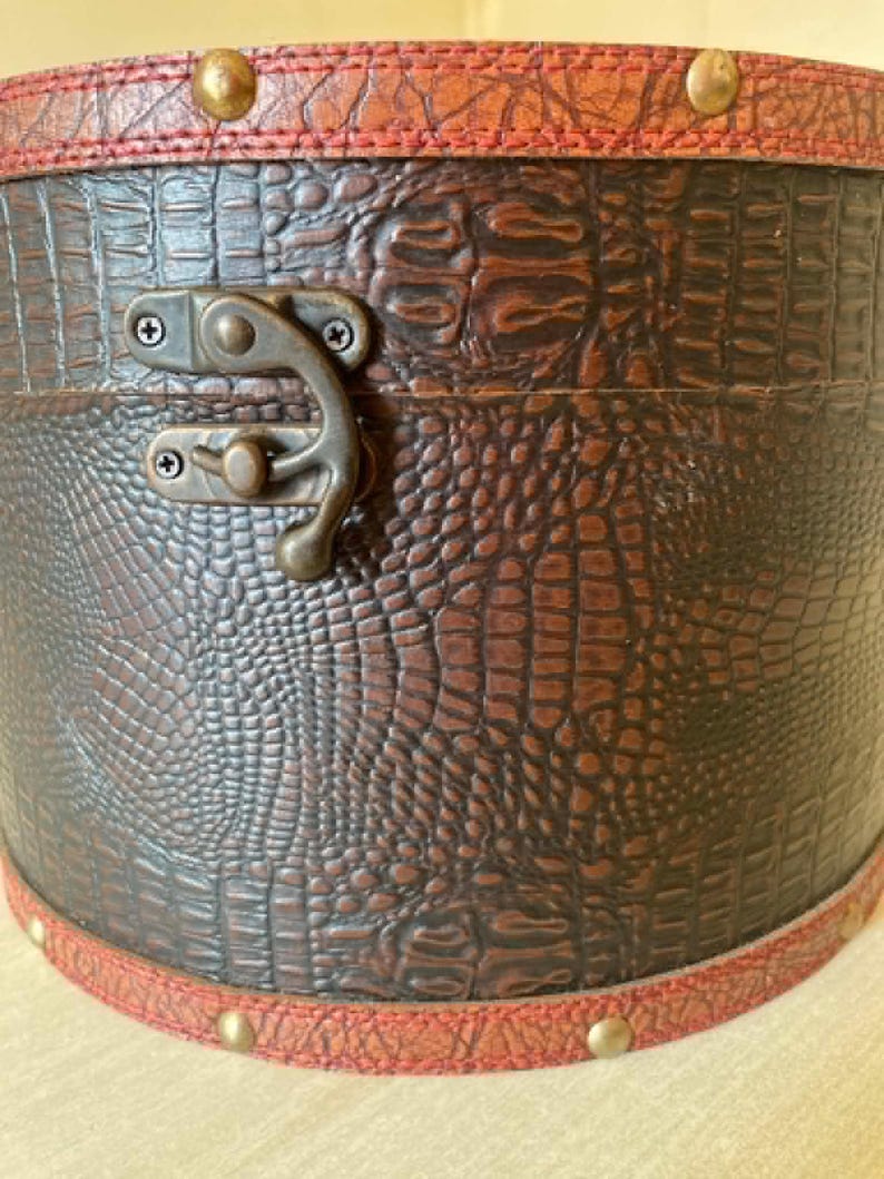 Ancienne Boîte à Chapeau Vintage Ronde en Bois & Cuir, Hat Box avec Fermeture Gladstone et Poignée Laiton (vue rapprochée de la fermeture de devant)