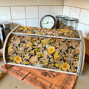Vintage aluminium brooddoos met bloemenmotief uit de jaren 70, oranje en bruin, retro keukenbrooddoos met oproldeksel, vintage boho chic stijl