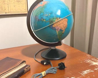 Beleuchteter Globus aus den 1970er Jahren mit UdSSR-Motiv – Hergestellt in Italien – Bakelit-Sockel und Metallständer – Geschenkidee für Sammler