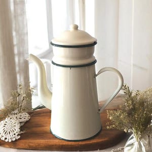 Vintage beige en groene geëmailleerde koffiepot | Antieke koffiepot met dubbele bodem | Shabby chic landelijke stijl | Jaren 50 | Gemaakt in Frankrijk