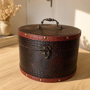 Ancienne Boîte à Chapeau Vintage Ronde en Bois & Cuir, Hat Box avec Fermeture Gladstone et Poignée Laiton (vue de face fermée)