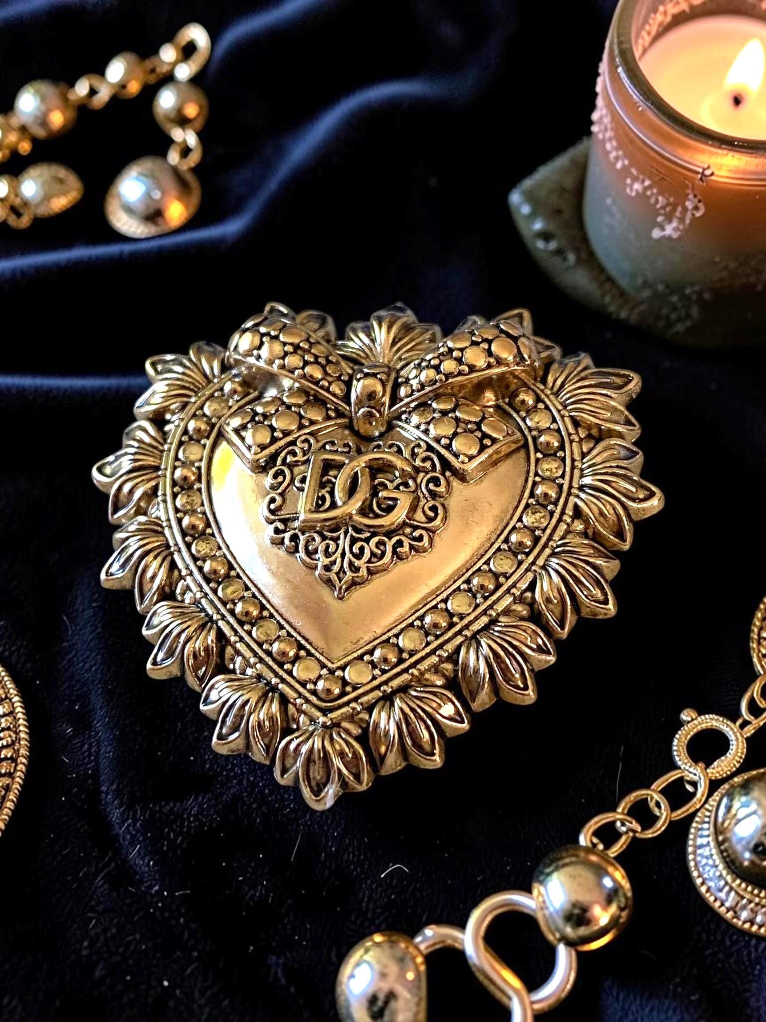 【DOLCE & GABBANA】 ブローチ Brooch with branches, leaves and DG logo in Gold for Men