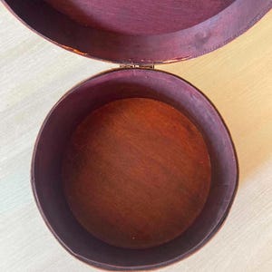 Ancienne Boîte à Chapeau Vintage Ronde en Bois & Cuir, Hat Box avec Fermeture Gladstone et Poignée Laiton (vue par dessus de l'intérieur)
