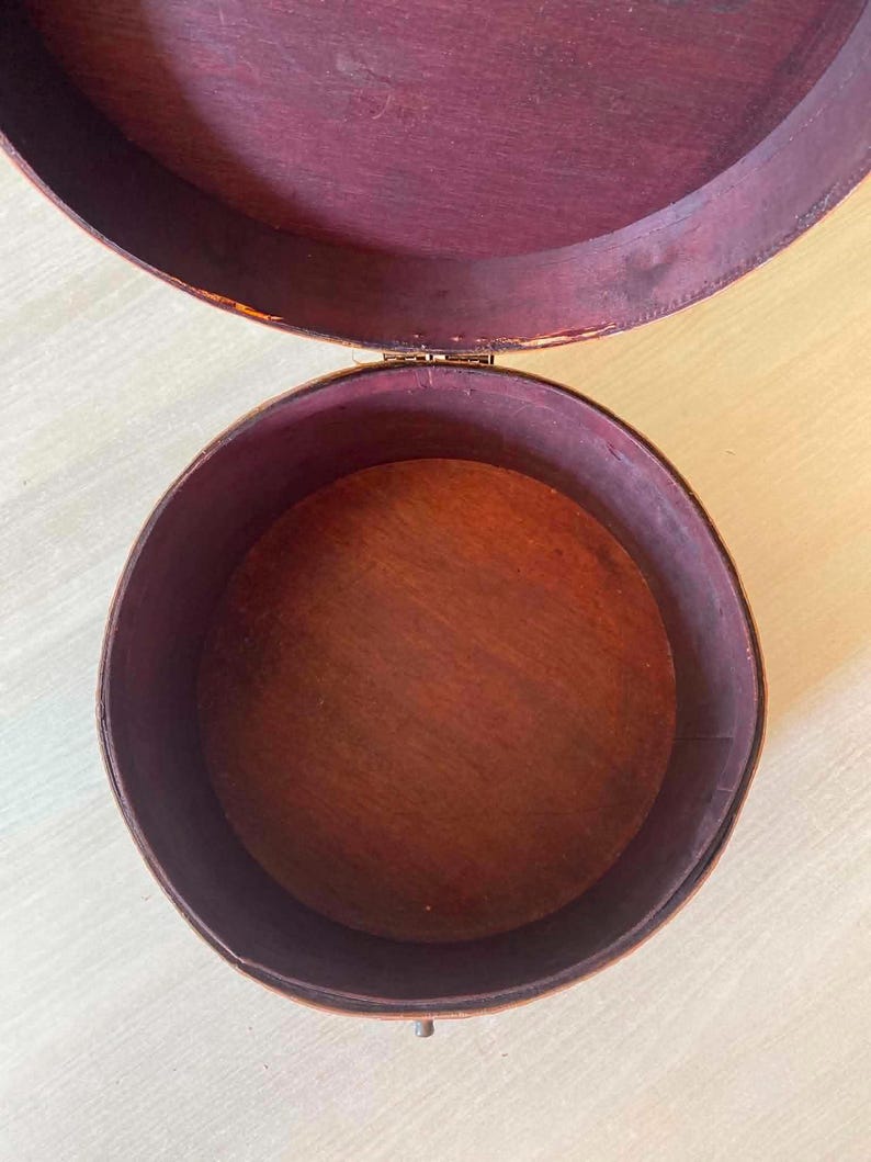 Ancienne Boîte à Chapeau Vintage Ronde en Bois & Cuir, Hat Box avec Fermeture Gladstone et Poignée Laiton (vue par dessus de l'intérieur)