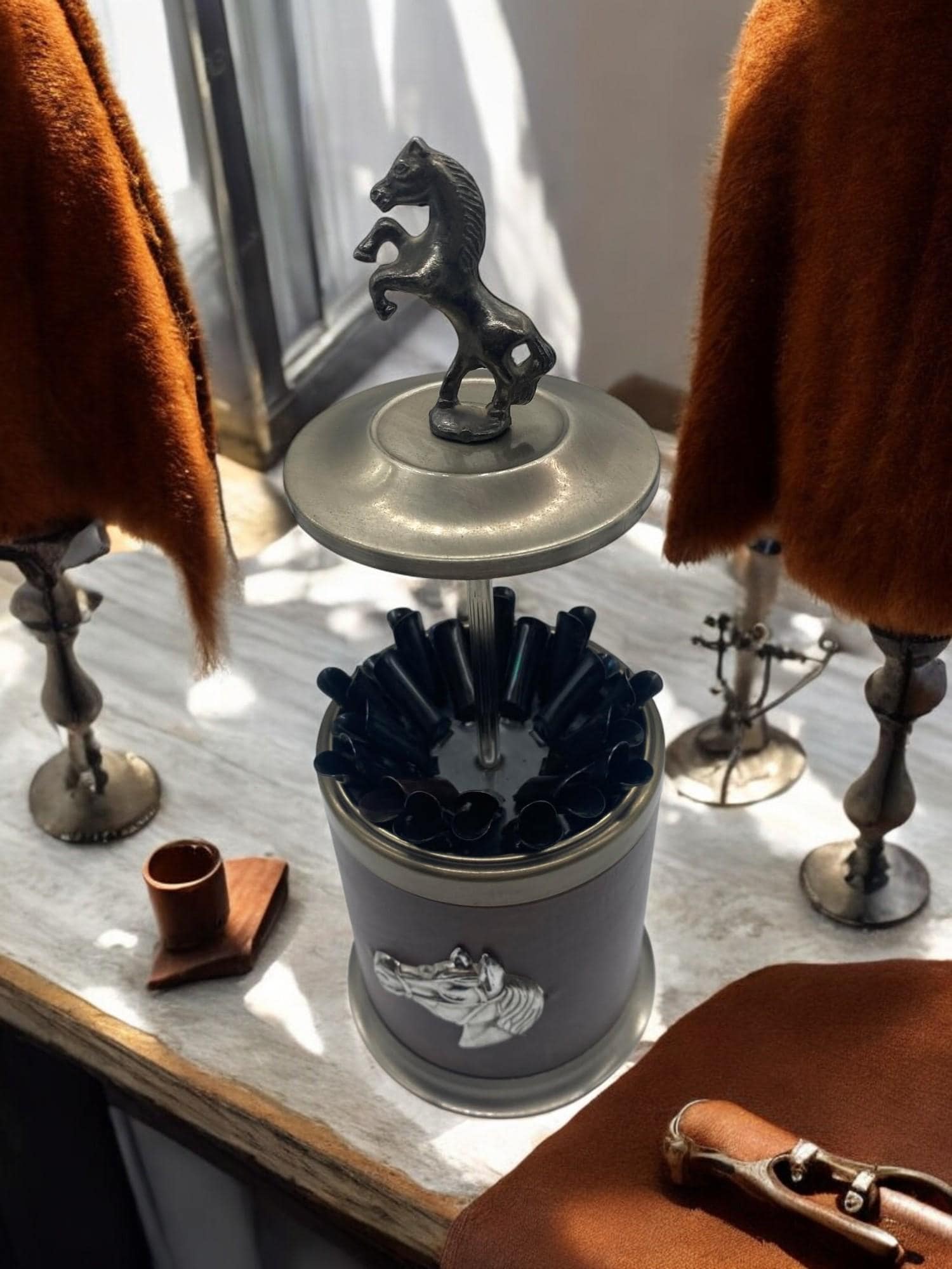 ヴィンテージ真鍮とレザーのシガレットディスペンサー - 馬の装飾