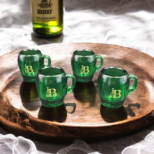 ヴィンテージグリーンのベネディクティンリキュールグラス（ハンドル付き）4個セット • フランス製、1970年代 • レトロコレクションのバー・ディジェスティフグラス