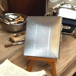 Elegantes Visitenkartenetui aus silbernem Metall – Linien- und Rautendekor – Innenseite goldfarben – Französischer Vintage-Stil – Geschenk für Männer oder Frauen