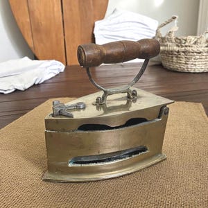 PETIT FER À repasser ancien laiton EUR 26,00 - PicClick FR
