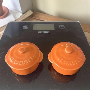 Le Creuset Vintage 70s Salt & Pepper Shakers – Orange Ceramic Casserole Dish – French Tableware – Collectible Set