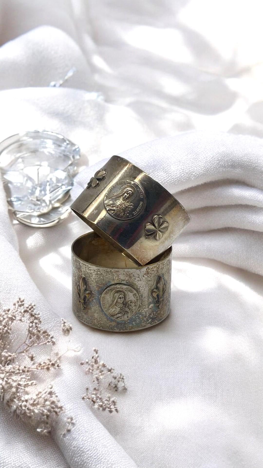 Rond De Serviette Ancien En Argent 39g - Décor Fleur De Lys Monogrammé WJ (1883)
