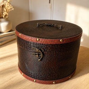 Ancienne Boîte à Chapeau Vintage Ronde en Bois & Cuir, Hat Box avec Fermeture Gladstone et Poignée Laiton (vue de profil)
