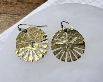 Pendientes colgantes - Pendientes de oro - Pendientes de moda - Pendientes de declaración martillados - Pendientes de latón martillados - Pendientes de sol