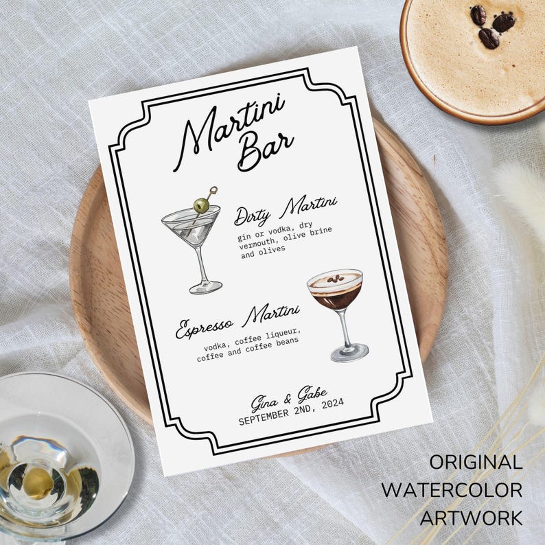 Puede incluir: Un cartel imprimible para un bar de martinis con ilustraciones de acuarela de un martini sucio y un espresso martini. El cartel dice "Martini Bar" e incluye los nombres de las bebidas y sus ingredientes. El cartel est&aacute; fechado el 2 de septiembre de 2024 y est&aacute; firmado "Gina & Gabe".