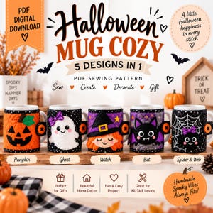 Może przedstawiać: Cyfrowy wzór krawiecki PDF na pięć wzorów ocieplaczy na kubki na Halloween. Obraz przedstawia pięć białych kubków, każdy owinięty pikowanym pokrowcem z tkaniny z motywem dyni, ducha, czarownicy, nietoperza lub pająka z pomarańczowymi guzikami.