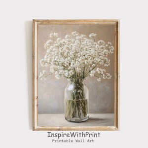 Op de afbeelding: Een boeket witte gipskruidbloemen in een heldere glazen vaas op een lichtbruine achtergrond.