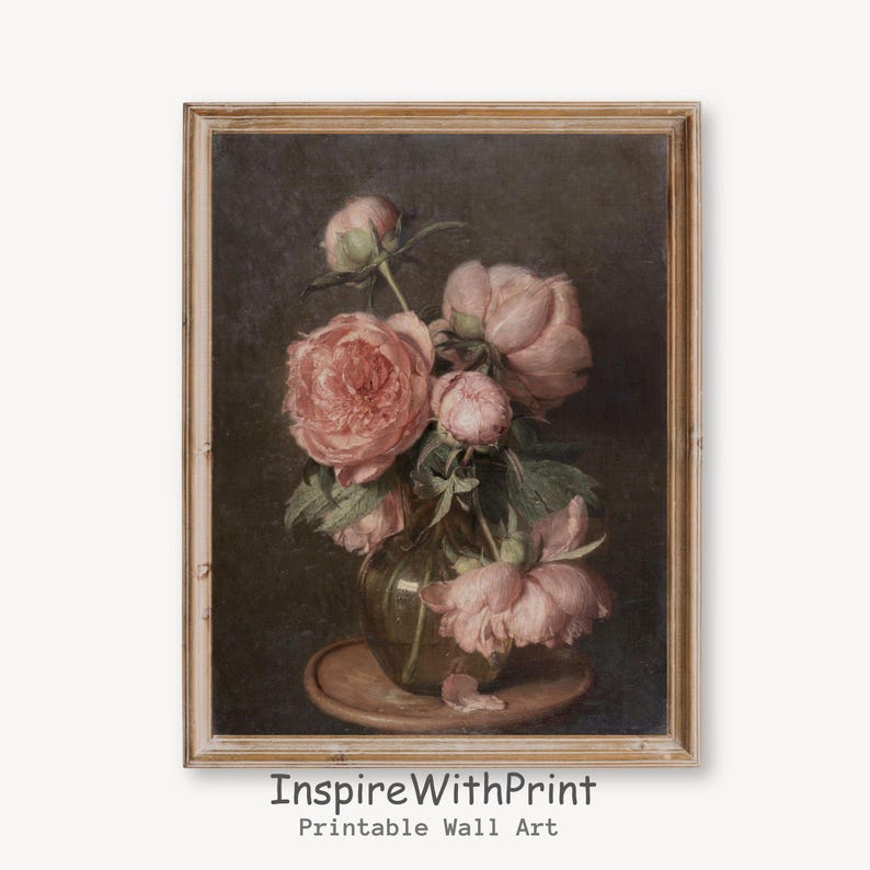 K&ouml;nnte beinhalten: Ein Vintage-Gem&auml;lde mit einem Strau&szlig; rosa Pfingstrosen in einer Vase. Die Blumen sind in einem lockeren, nat&uuml;rlichen Stil angeordnet, und die Vase ist ein schlichtes, elegantes Design. Das Gem&auml;lde ist vor einem dunklen Hintergrund platziert, der die Sch&ouml;nheit der Blumen hervorhebt.