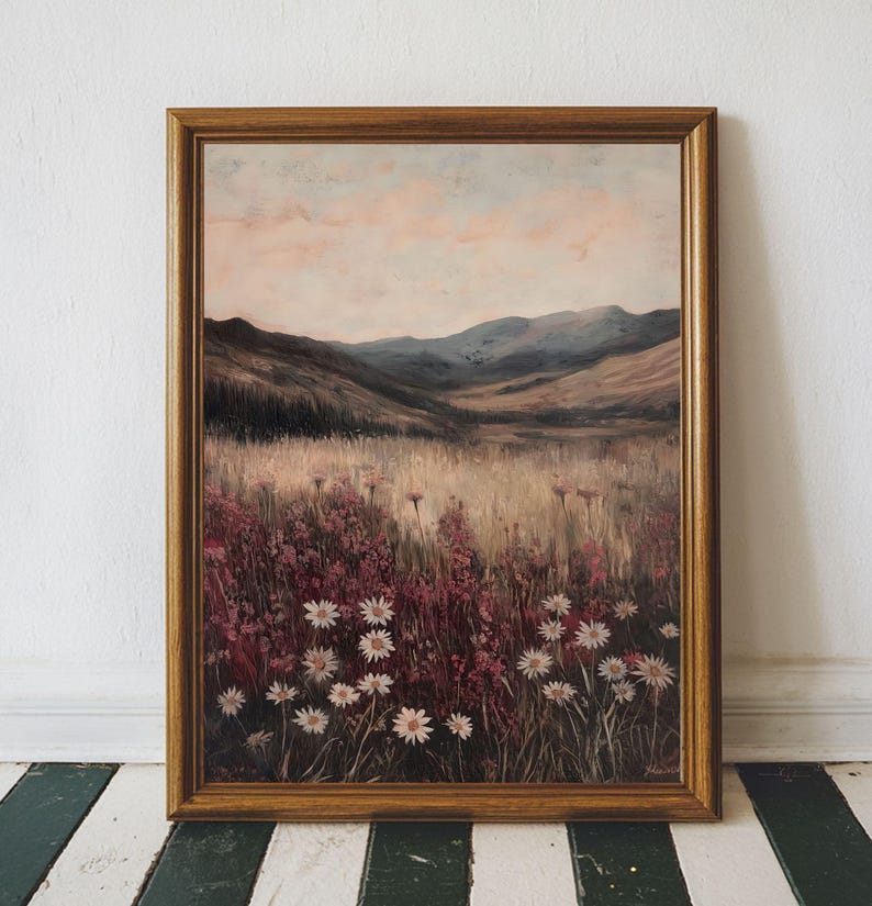 Pode incluir: Uma pintura emoldurada de uma paisagem com um campo de flores silvestres em primeiro plano e colinas onduladas ao fundo. O c&eacute;u &eacute; de um rosa e azul suave, e as flores s&atilde;o uma mistura de branco e rosa.