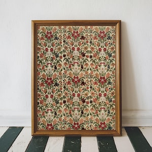 Könnte beinhalten: Ein gerahmter Druck mit einem Vintage-Blumenmuster mit roten, rosa und weißen Blumen auf cremefarbenem Hintergrund. Der Rahmen ist aus Holz und hat eine dunkelbraune Farbe.