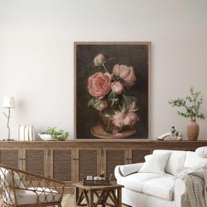 K&ouml;nnte beinhalten: Ein Vintage-Druck eines Strau&szlig;es rosa Pfingstrosen in einer gr&uuml;nen Vase vor einem dunklen Hintergrund.