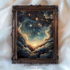 Puede incluir: Una pintura de un cielo nocturno estrellado con nubes y un brillo dorado en el centro. La pintura está enmarcada en un marco ornamentado marrón oscuro.