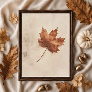 Peut inclure: Un cadre rectangulaire en bois brun foncé contenant une impression d'une feuille d'érable brune unique centrée sur un fond crème. La feuille présente des nervures détaillées et des ombres naturelles, présentée dans un cadre classique.