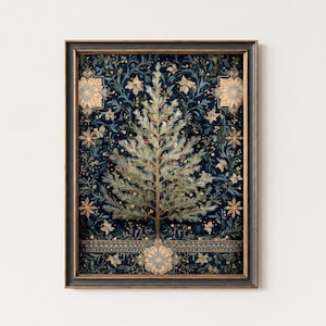 Pode incluir: Impressão artística emoldurada com um design estilizado de árvore de Natal. A árvore é verde claro com detalhes vermelhos, sobre um fundo floral azul escuro. A moldura preta realça a estética vintage e botânica.