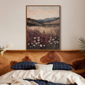 Pode incluir: Uma pintura de um campo de flores silvestres com uma cordilheira de montanhas ao fundo. As flores s&atilde;o brancas e rosadas, e as montanhas s&atilde;o de um azul suave. O c&eacute;u &eacute; de um azul p&aacute;lido com algumas nuvens.