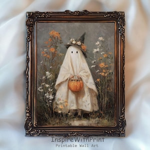 Puede incluir: Una impresión enmarcada que presenta una figura de fantasma con una sábana blanca, un sombrero de bruja adornado con flores y una cesta de calabaza. La obra de arte está ambientada en un campo de flores silvestres, con el texto "InspireWithPrint Printable Wall Art" en la parte inferior.