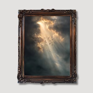 Puede incluir: Obra de arte enmarcada que presenta un cielo dramático con nubes oscuras y luz solar dorada. Siluetas de pájaros volando. El marco ornamentado es de color bronce oscuro, agregando un toque vintage a la obra.