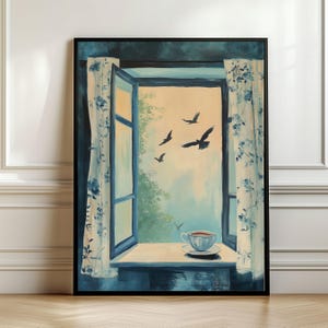 Könnte beinhalten: Gerahmtes Gemälde, das ein offenes Fenster mit einer Tasse Tee auf der Fensterbank zeigt. Blaue Vorhänge mit Blumenmustern umrahmen das Fenster. Vögel fliegen im Himmel, in Blau-, Beige- und Grüntönen.