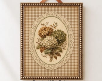 Op de afbeelding: Een rechthoekige wandhanger met een bruin-witte gingham achtergrond, een kralenlijst en een bruine strik aan de bovenkant. In het midden bevindt zich een ovale print van een hortensiaboeket in bruin-, groen- en crèmetinten, omrand met kant.