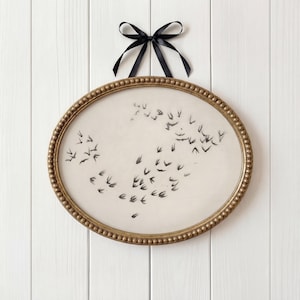 以下が含まれることがあります： クリーム、ライトグレー、ダークグレーの3色の、つや消し仕上げの陶器製マグカップのセット。 各マグカップはシンプルでミニマリストなデザインで、コーヒーや紅茶に最適です。