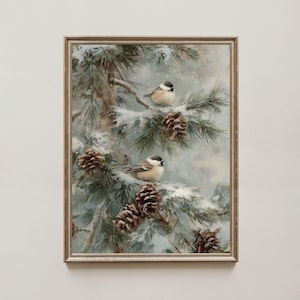 Könnte beinhalten: Gerahmtes Kunstwerk mit zwei kleinen Vögeln auf schneebedeckten Kiefernzweigen mit Tannenzapfen. Die Vögel haben schwarz-weiße Köpfe und beige Körper. Das Kunstwerk ist im rustikalen, Vintage-Stil mit einer neutralen Farbpalette gehalten.