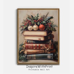 Puede incluir: Impresión enmarcada que presenta una pila de libros antiguos adornados con adornos navideños, acebo y bayas. Los libros son de varios colores, con detalles dorados y cintas. El texto "InspireWithPrint Printable Wall Art" está en la parte inferior.