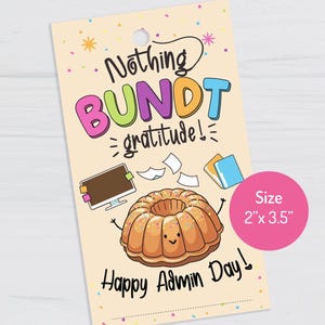 Puede incluir: Una tarjeta imprimible con un pastel bundt de dibujos animados y el texto "Nothing Bundt gratitude! Happy Admin Day!" It's Card Station está impreso en la parte inferior. La tarjeta mide 2 pulgadas por 3,5 pulgadas.