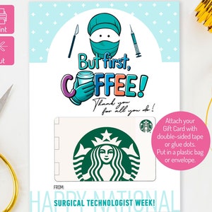 Könnte beinhalten: Druckbarer Geschenkkartenhalter mit einer Cartoon-Illustration eines Operationstechnologen mit dem Text "But first, coffee!" und einem Starbucks-Logo. Der Text "Happy National Surgical Technologist Week!" befindet sich am unteren Rand der Karte.