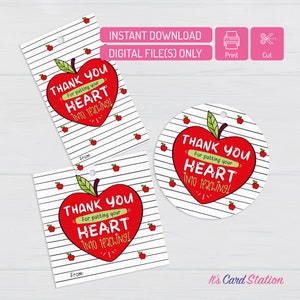 Op de afbeelding: Drie printbare cadeau-etiketten voor leerkrachten met een rood appelhartontwerp. De etiketten zeggen "Bedankt dat je je hart in het onderwijs stopt!" en hebben een ruimte om "Van:" te schrijven.