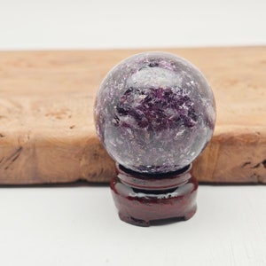 Sfera di lepidolite - Sfera di cristallo di lepidolite - Sfera lucidata - Cristalli energetici - Cristalloterapia - Decorazione per la casa
