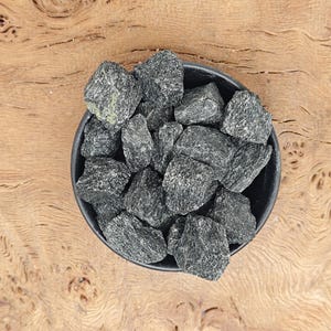 Ruwe hoornblende steen - ruwe amfiboolkristallen - gesteenten - mineralen - bulkkristallen