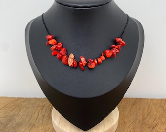 Collana con schegge di corallo rosso - Gioielli minimalisti in stile fairycore realizzati a mano