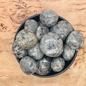 Yooperlite Tumble Stone - Emberlite Glowing Fire Rock Stone - Uv Reactive Yooperlite - Tumbled Gemstone - Pocket Stone