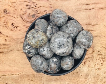 Yooperlite Tumble Stone - Emberlite Glowing Fire Rock Stone - Uv Reactive Yooperlite - Tumbled Gemstone - Pocket Stone