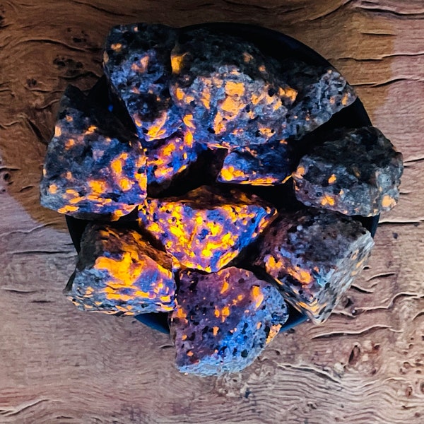 Yooperlite Rough Stone - Natural UV Fluorescent Sodalite Crystals - Glowing Fire Rock Stone - Healing Stone