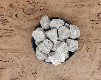 Surowy kamień wapienny koralowy - surowe kryształy wapienia - skały - kryształy luzem