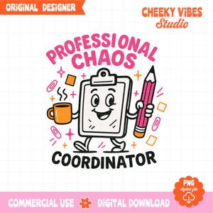 Pode incluir: Ilustração de desenho animado com um personagem de prancheta segurando um lápis rosa e uma caneca laranja. O texto diz "PROFESSIONAL CHAOS COORDINATOR" em rosa e preto. Inclui clipes de papel, quadrados e estrelas.