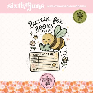Puede incluir: Una abeja de dibujos animados linda con un cuerpo rayado amarillo y negro con un libro verde en sus patas. La abeja está leyendo un libro y tiene una expresión somnolienta. El texto "Buzzin' for Books" está escrito encima de la abeja. Una tarjeta de biblioteca con las palabras "Library Card" está debajo de la abeja. El fondo es blanco con un patrón de pequeñas cruces blancas.